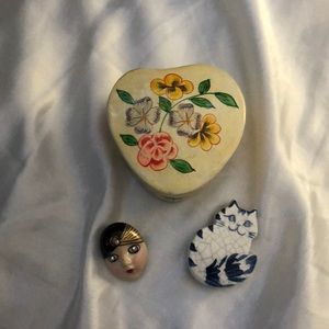 Vintage Ceramic Brooch 🌸